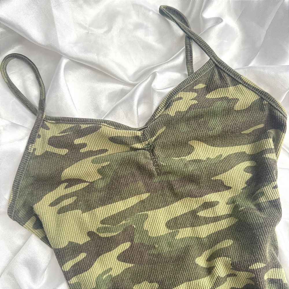 No Boundaries Camo Ribbed V-Neck Cami Tank Top Green XS 1